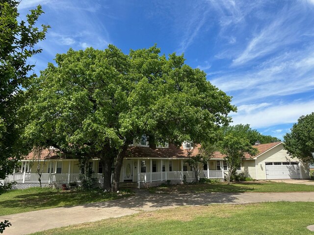 view of yard featuring a water view