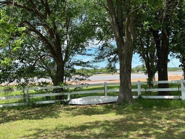 view of yard featuring a water view