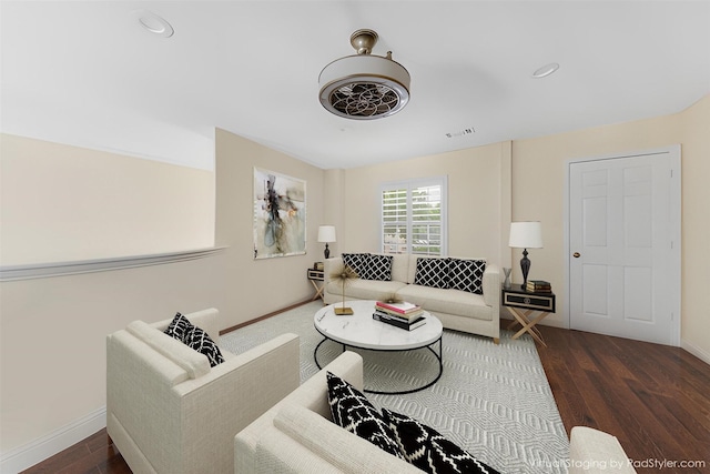 living room featuring recessed lighting, visible vents, baseboards, and wood finished floors