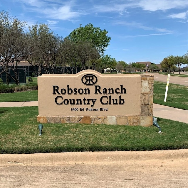 community / neighborhood sign featuring a yard