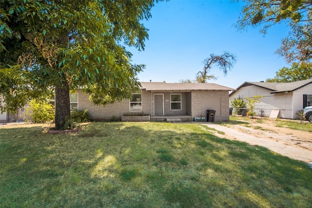 ranch-style house featuring a front yard