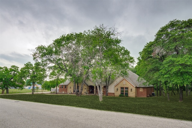 view of front of property with a front yard