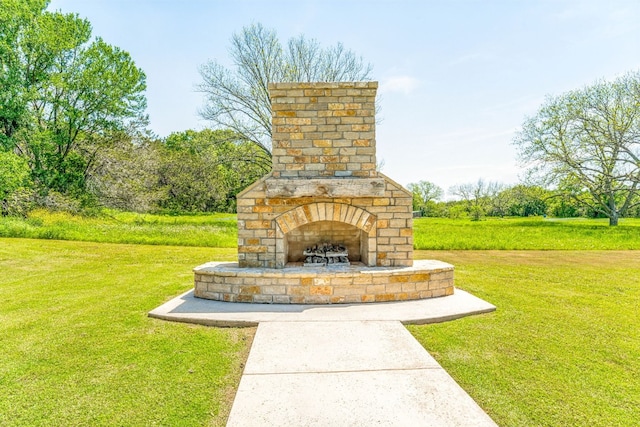 community sign with a lawn