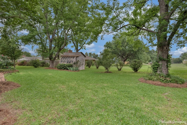 view of yard featuring an outbuilding