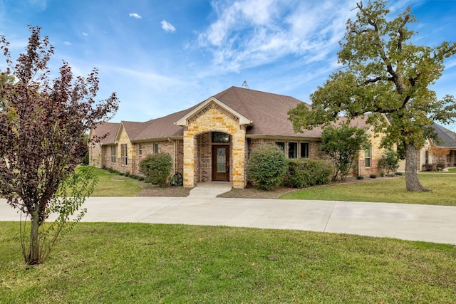 view of front of home with a front lawn