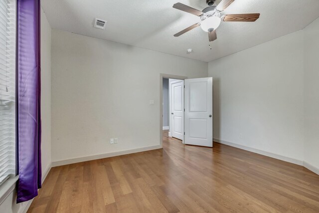 empty room featuring light hardwood / wood-style floors and ceiling fan