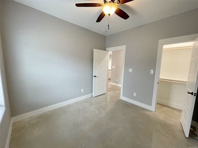 unfurnished bedroom featuring ceiling fan and a closet