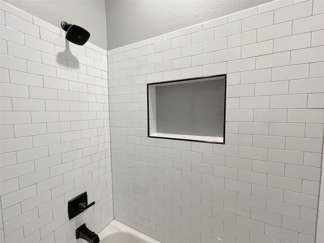 bathroom with tiled shower / bath combo