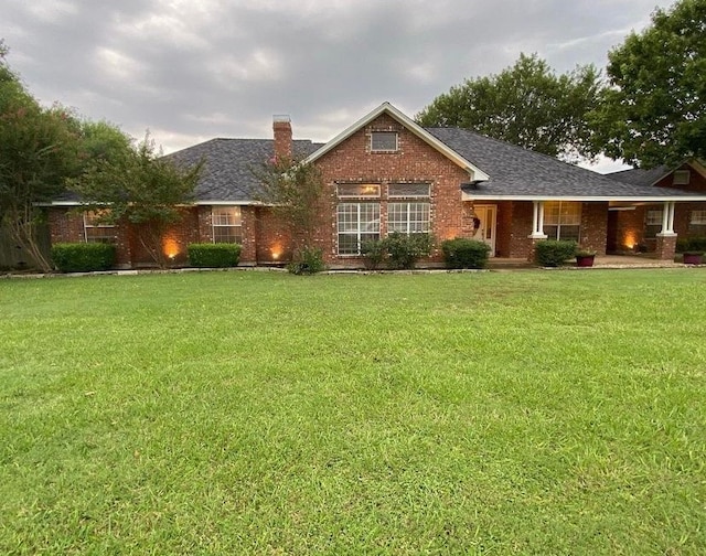 view of front of house with a front lawn