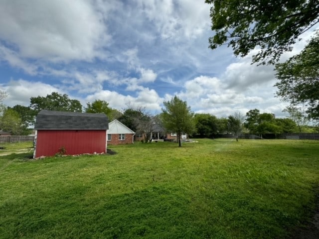 view of yard featuring an outdoor structure