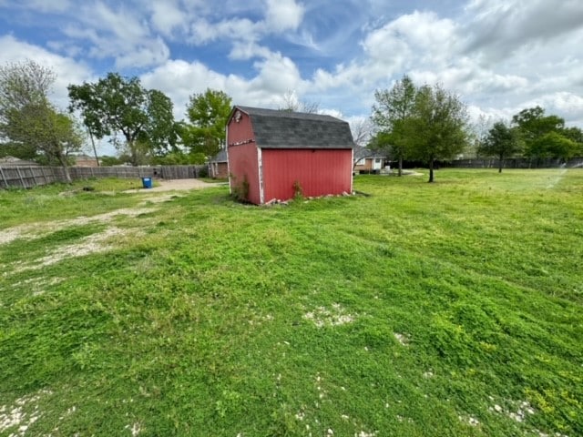 view of yard featuring an outdoor structure