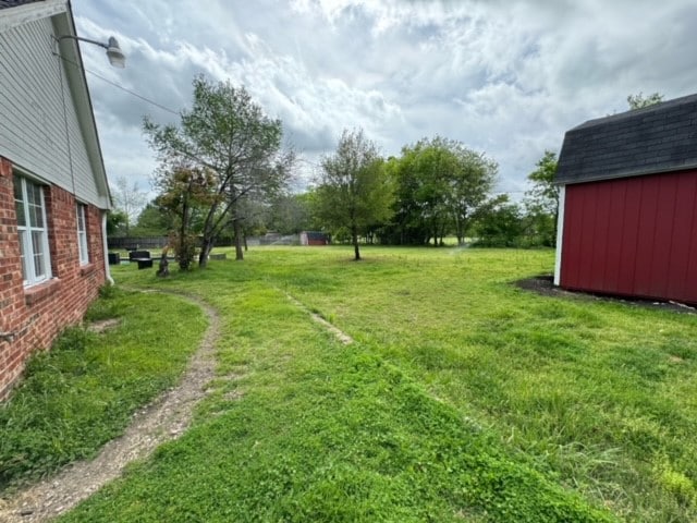 view of yard with a storage shed