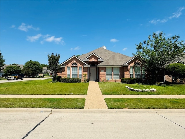 view of front of home featuring a front yard