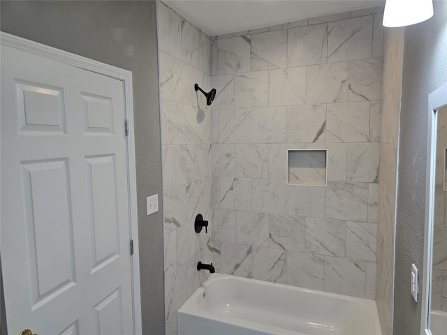 bathroom with tiled shower / bath