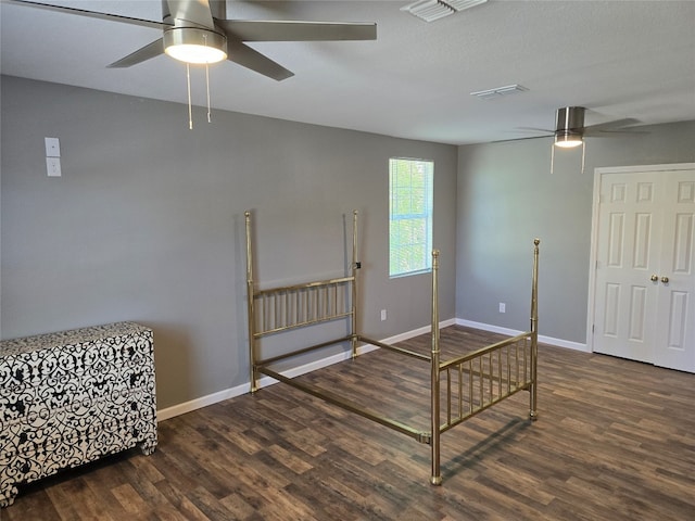 unfurnished room with dark hardwood / wood-style flooring and ceiling fan