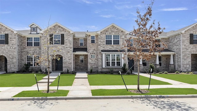 view of front of property featuring a front lawn