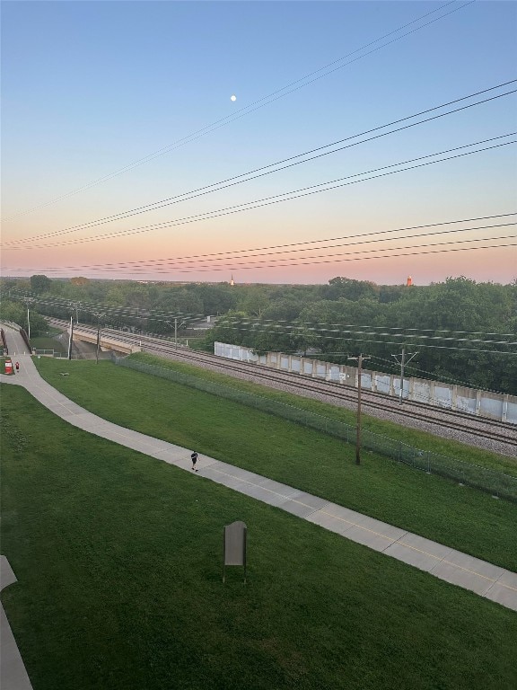 view of yard at dusk