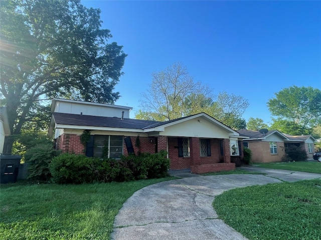 single story home featuring a front yard