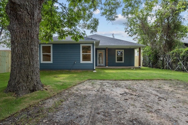 single story home with a front lawn