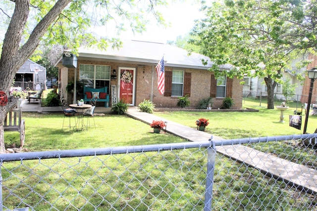 ranch-style home featuring a front lawn