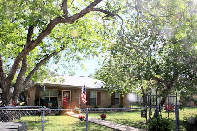 view of front of property with a front yard