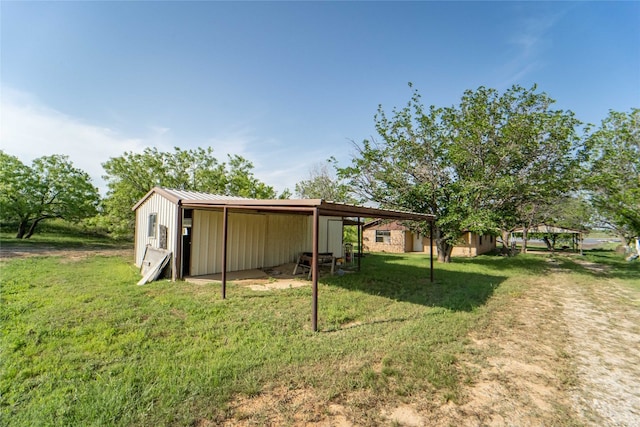 view of yard featuring an outdoor structure