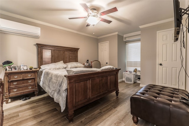 living room featuring wood-type flooring, ceiling fan, and crown molding