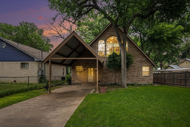 view of front of home featuring a lawn