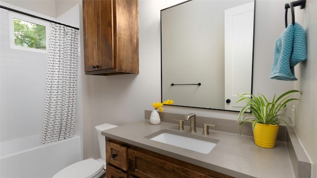 full bathroom with shower / bath combo with shower curtain, vanity, and toilet