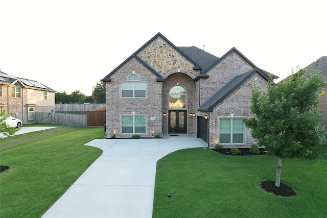 view of front of property featuring a front lawn