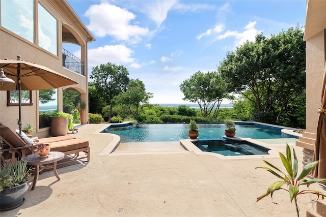 view of pool with an in ground hot tub and a patio