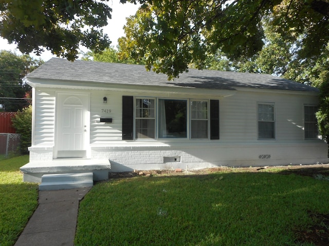 view of front of house with a front lawn