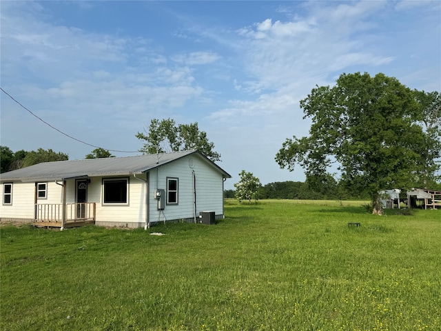 view of yard with central AC unit