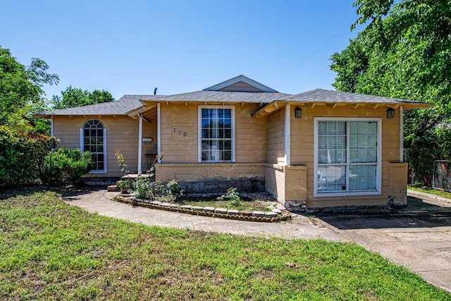 view of front of home with a front yard