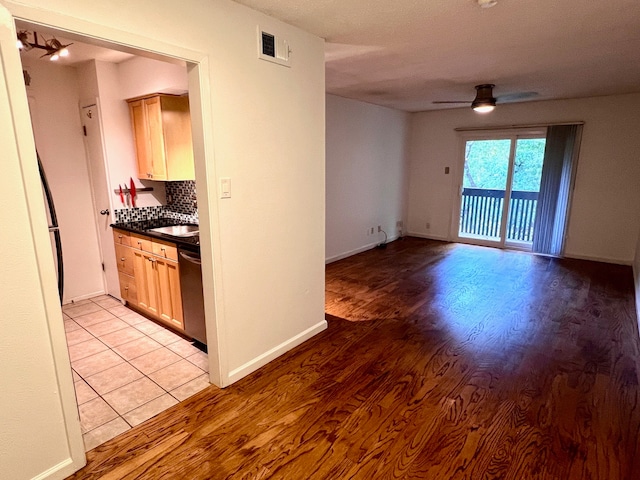 empty room featuring light hardwood / wood-style floors, sink, and ceiling fan