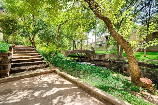 view of yard featuring a water view