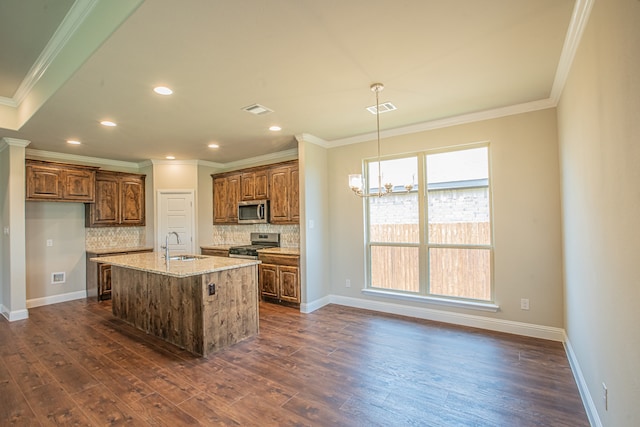 kitchen featuring crown molding, a center island with sink, appliances with stainless steel finishes, dark hardwood / wood-style floors, and backsplash