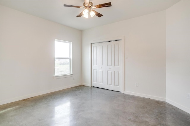 unfurnished bedroom with ceiling fan and a closet