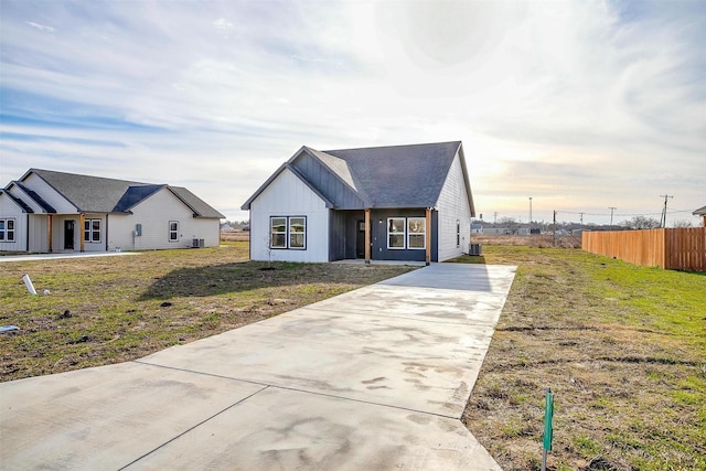 view of front of property with a front yard