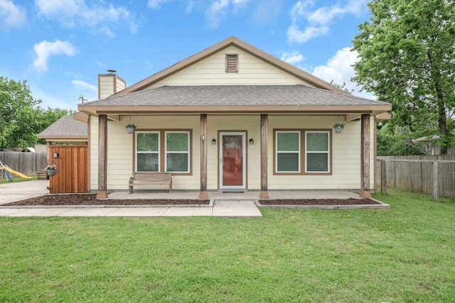 view of front of house featuring a front lawn