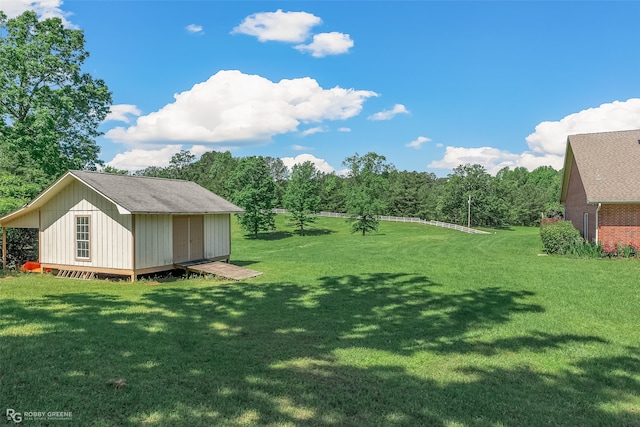 view of yard featuring a storage unit