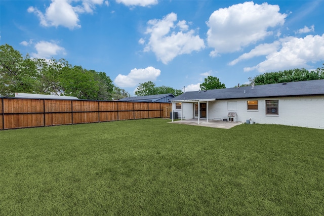 view of yard featuring a patio