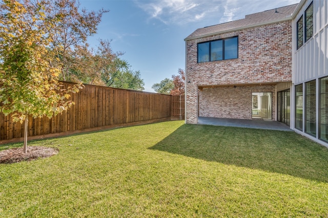 view of yard featuring a patio