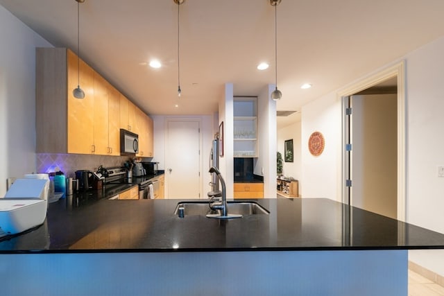 kitchen featuring sink, tasteful backsplash, hanging light fixtures, stainless steel range with electric stovetop, and kitchen peninsula