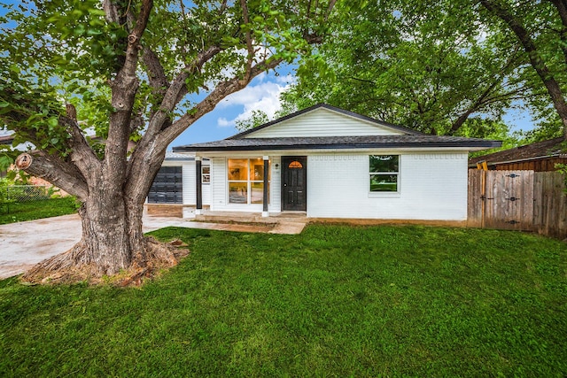 view of front facade with a front yard