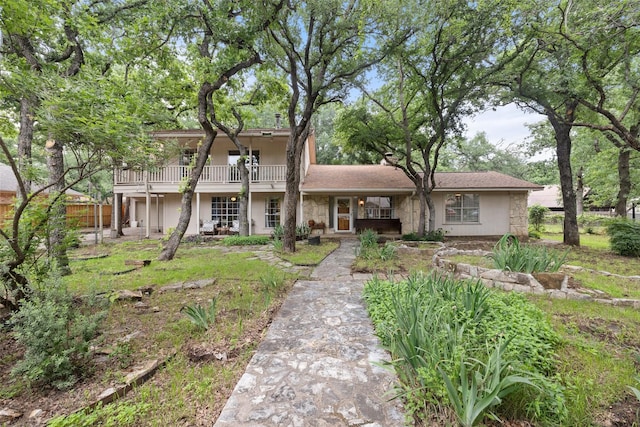 view of front of home featuring a balcony