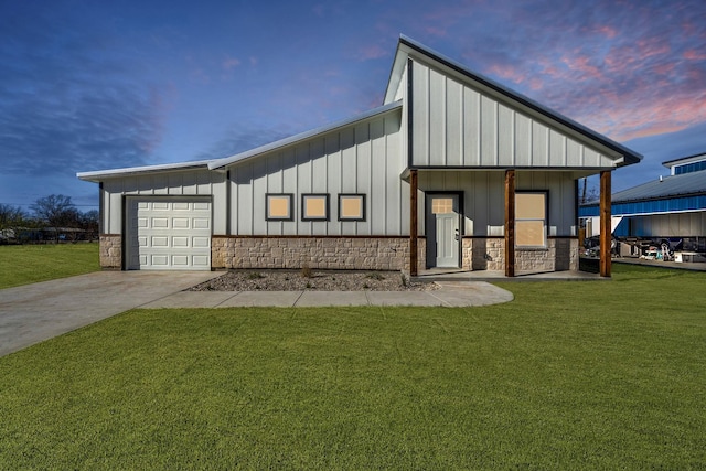 view of front of home with a lawn and a garage