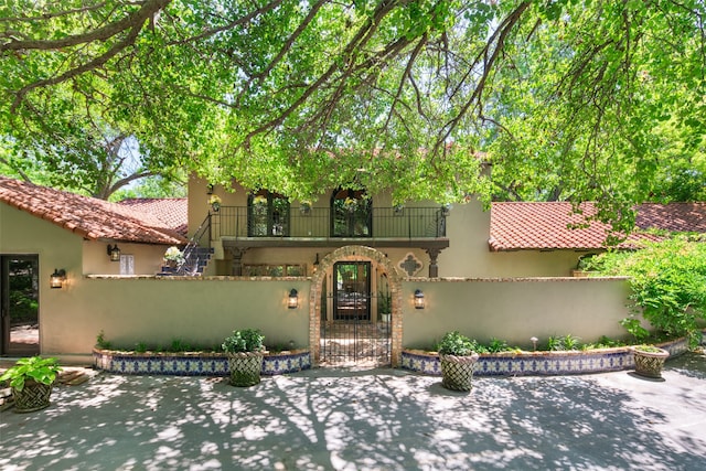 view of front of home featuring a balcony