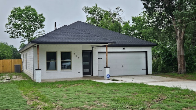 view of front of home featuring a front lawn