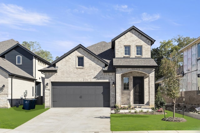 view of front facade featuring a front lawn